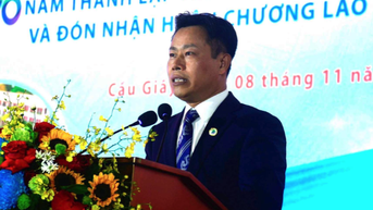 Thứ trưởng Bộ GD-ĐT Lê Quân mong các học sinh nuôi dưỡng khát vọng cống hiến