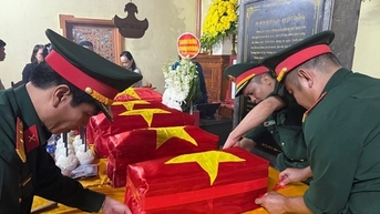 Truy điệu, an táng hài cốt các Anh hùng liệt sĩ hy sinh tại hang Thanh niên xung phong