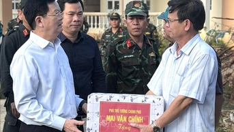 ឧបនាយករដ្ឋមន្ត្រី Mai Van Chinh ចុះសួរសុខទុក្ខប្រជាជននៅតំបន់រងគ្រោះដោយទឹកជំនន់នៅ Dak Lak