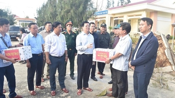 Phó Thủ tướng Mai Văn Chính thăm hỏi, động viên người dân bị thiệt hại do bão số 13 tại Đắk Lắk