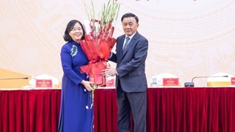 Bà Bùi Thị Minh Hoài giữ chức Chủ tịch Ủy ban Trung ương Mặt trận Tổ quốc Việt Nam khóa X