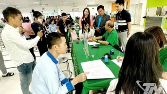 Gắn chăm sóc sức khỏe với tuyên truyền pháp luật