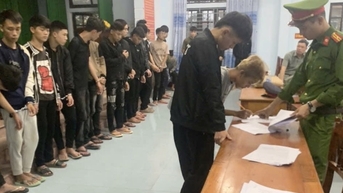 Khởi tố 32 thanh thiếu niên mang hung khí đi “hỗn chiến” trong đêm