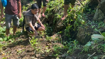 Nhiều vết nứt xuất hiện trên núi, đe dọa hàng trăm người dân