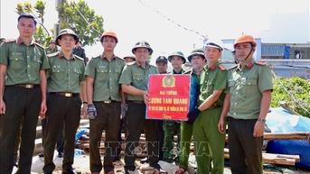 ក្រសួង​សន្តិសុខ​សាធារណៈ​គាំទ្រ​ទំនិញ​ចំនួន ៤០ តោន​សម្រាប់​ខេត្ត Gia Lai ដើម្បី​ជម្នះ​ផលវិបាក​នៃ​ព្យុះ​លេខ ១៣។