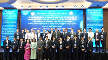 Chuyên gia quốc tế chuyển giao kỹ thuật mổ cột sống cho bác sĩ ĐBSCL