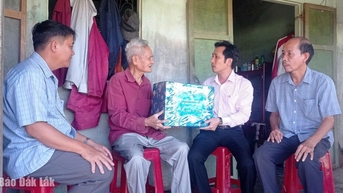 Chi nhánh NHCSXH Đắk Lắk thăm, tặng quà người dân bị ảnh hưởng do bão số 13