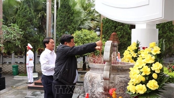 ឧបនាយករដ្ឋមន្ត្រី Nguyen Chi Dung អុជធូបរំលឹកវិញ្ញាណក្ខន្ធវីរជនយុទ្ធជនពលីនៅ Tuyen Quang