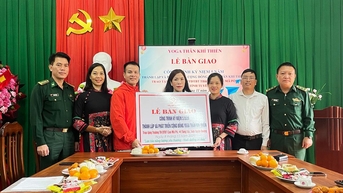 Chương trình “Đông ấm cho em” tại xã biên giới Tùng Vài