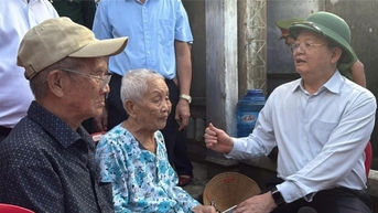 Phó Thủ tướng Mai Văn Chính thăm hỏi người dân vùng...