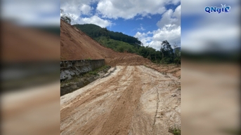 Sạt lở núi tại xã Măng Ri