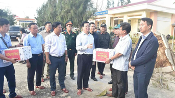 Đắk Lắk: Phó Thủ tướng Mai Văn Chính thăm, tặng quà người dân bị ảnh hưởng bão số 13
