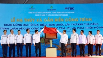 Gắn biển công trình chân đế giàn CPP Lô B chào mừng Đại hội Đảng toàn quốc lần thứ XIV