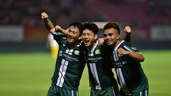 Đội bóng của Công Phượng chiếm ngôi đầu hạng Nhất