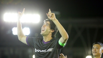 ‘Thiên thần’ Kaka và huyền thoại Figo truyền cảm hứng bóng đá đến Việt Nam