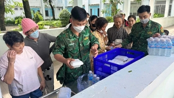 “Bếp ăn 0 đồng”- ấm lòng người dân vùng bão lũ