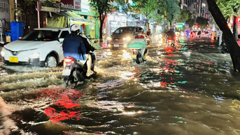 TPHCM: Nhiều tuyến đường tại trung tâm ngập sâu sau mưa lớn