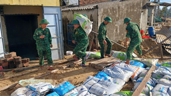 Dàn quân "đốc chiến" giúp dân