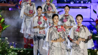 Áo dài kể chuyện di sản giữa lòng Văn Miếu