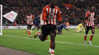Sunderland quả cảm, Arsenal đánh rơi chiến thắng phút bù giờ