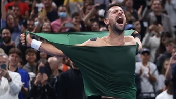 Djokovic បាន​ហែក​អាវ​របស់​គាត់​ដើម្បី​អបអរ​ការ​ឈ្នះ​ជើង​ឯក​លើក​ទី 101 បន្ទាប់​មក​បាន​ប្រកាស​ដក​ខ្លួន​ចេញ​ពី​ការ​ប្រកួត ATP Tour Finals។