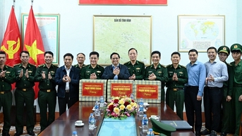 នាយករដ្ឋមន្ត្រី អញ្ជើញទៅទស្សនាប៉ុស្តិ៍ការពារព្រំដែននៅឃុំព្រំដែនភ្នំ Thanh Hoa