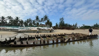 Tàu cổ ở Hội An lộ diện sau bão số 13