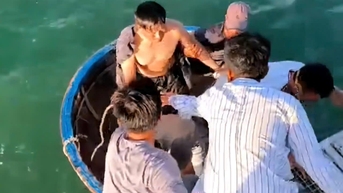 Cả 3 ngư dân bị sóng cuốn trôi được cứu