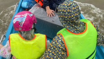 Những người “thích đùa” trong mưa lũ