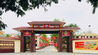 Trường THPT Phan Thúc Trực - Nghệ An nhận Huân chương Lao động hạng Ba