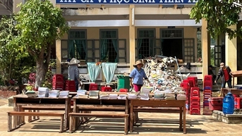 Học trò ngày lũ