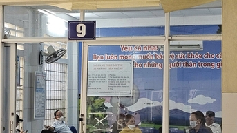 Người dân đi tiêm phòng uốn ván tăng sau lũ ở Huế