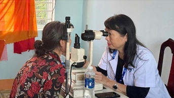 Khám chữa bệnh miễn phí cho người dân vùng lũ xã Vu Gia