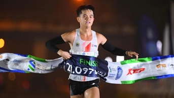 អត្តពលិក​ប្រកួត​យ៉ាង​ក្លៀវក្លា​ក្នុង​កម្មវិធី Standard Chartered Marathon Heritage Hanoi