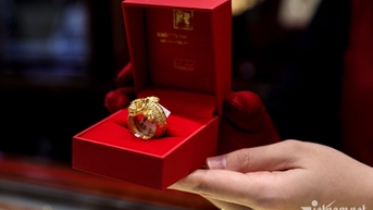 Giá vàng hôm nay 9/11/2025 neo ở ngưỡng cao, chờ tín hiệu mới để bứt phá