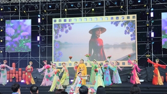 Hà Nội rực rỡ sắc màu 'Vũ điệu áo dài - Phụ nữ Thủ đô hội nhập và phát triển'