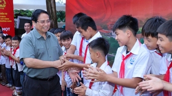 Học sinh ngồi hàng ghế đầu, cạnh Thủ tướng tại lễ khởi công trường nội trú