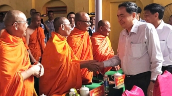 Chủ tịch Quốc hội dự ngày hội Đại đoàn kết toàn dân tộc ở Cần Thơ