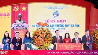 Lãnh đạo Quân khu 4, tỉnh Hà Tĩnh dự kỷ niệm thành lập các trường THPT Hồng Lĩnh, THPT Kỳ Anh
