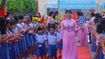 ផ្តល់កិត្តិយសដល់សិស្សពូកែនៅទីក្រុងហូជីមិញ៖ សាលារីករាយចាប់ផ្តើមពីភាពរីករាយតូចៗ