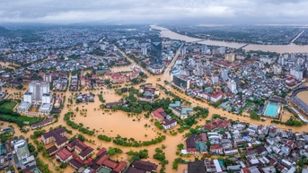 11 ngày đêm miền Trung vật lộn với lũ, sạt lở và bão tàn phá