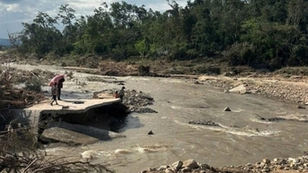 Bão số 13 gây sạt lở, hàng ngàn người dân bị cô lập