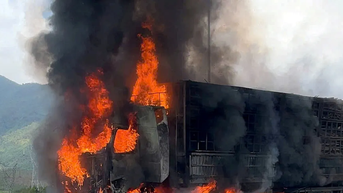 Đang lưu thông trên cao tốc, xe đầu kéo bốc cháy dữ dội