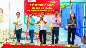 Lãnh đạo Báo và Phát thanh, Truyền hình Cần Thơ phối hợp với các đơn vị khởi công xây nhà Nhân ái tại xã Thới Hưng