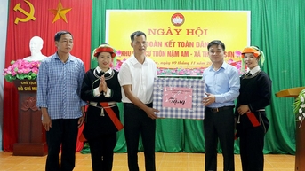 Các đồng chí lãnh đạo tỉnh dự Ngày hội Đại đoàn kết với Nhân dân các địa phương