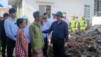 Phó Thủ tướng Hồ Quốc Dũng thăm, tặng quà người dân Gia Lai bị ảnh hưởng do bão số 13