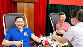 អ្នកស្ម័គ្រចិត្តជាង ៤០០ នាក់មកពីវួដ Thanh Liet បានឆ្លើយតបនឹងទិវាបរិច្ចាគឈាម