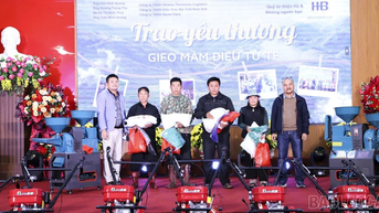 Chương trình "Trao yêu thương" tặng hàng trăm phần quà cho người dân Y Tý