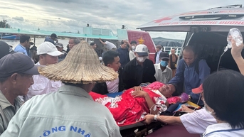Tàu khách đưa một người ở Lý Sơn sống sót kỳ diệu vào đất liền điều trị