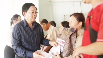 Phó Thủ tướng Hồ Quốc Dũng động viên, trao quà cho người dân tâm bão Gia Lai